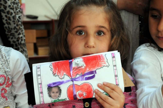 Minik öğrencilerden güvenlik güçlerine hediye