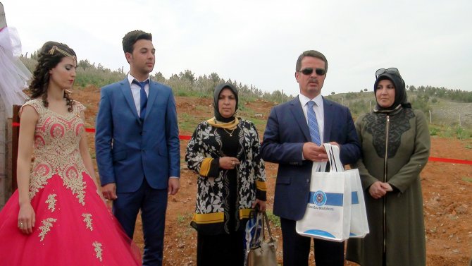 Nikahtan önce fidan dikiyorlar