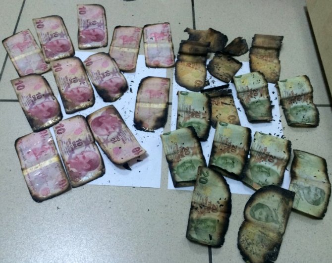 Polis baskın yapınca, uyuşturucu ve paraları yakmaya çalıştılar