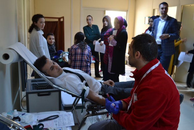 Sağlık çalışanlarından Kızılay'a kan bağışı