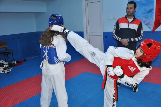 Şampiyon tekvandocunun hayali ailesine ev almak