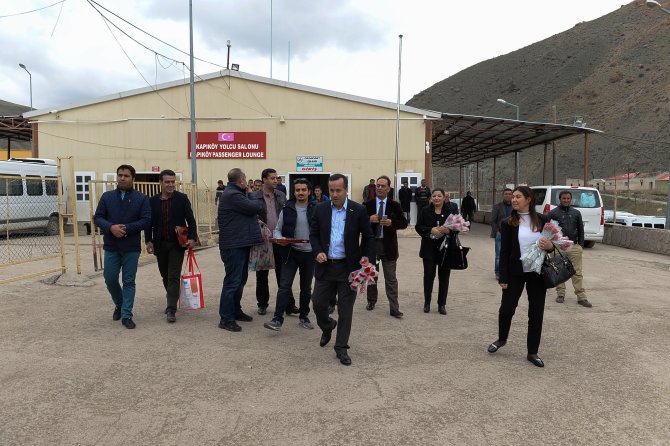 Türk heyeti, İranlıları karanfillerle karşıladı