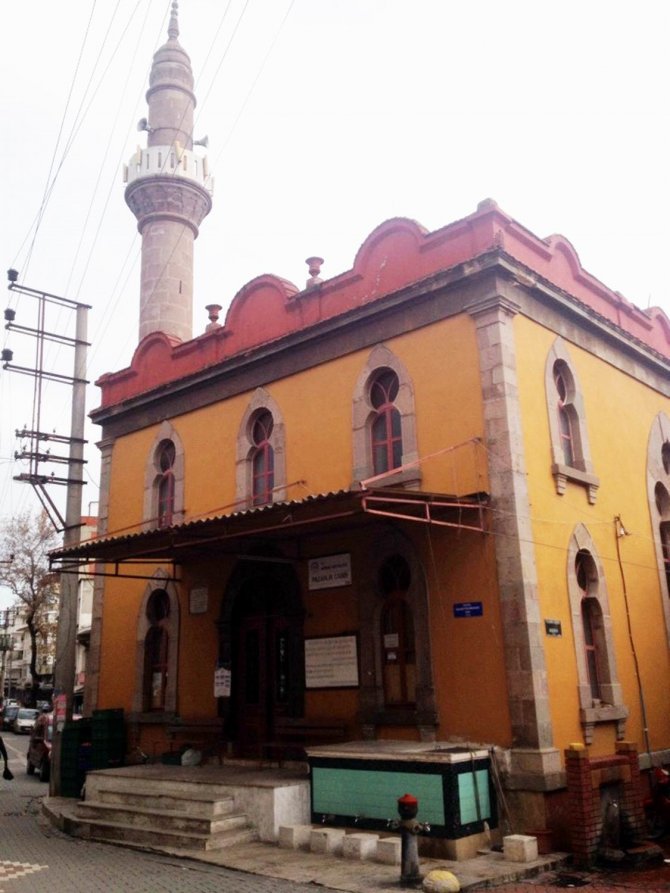 Cami şadırvanında lahit bulundu