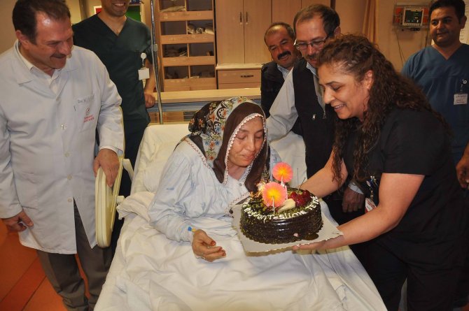 İlk doğum gününü 68 yaşında hastanede kutladı