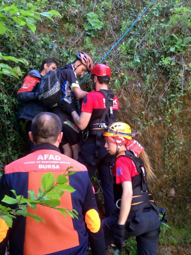 Bursa'da kayalıklarda mahsur kalan öğrenciler kurtarıldı