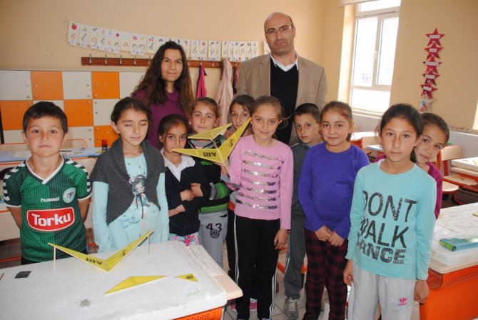 Derslerden sonra model uçak yapıyorlar