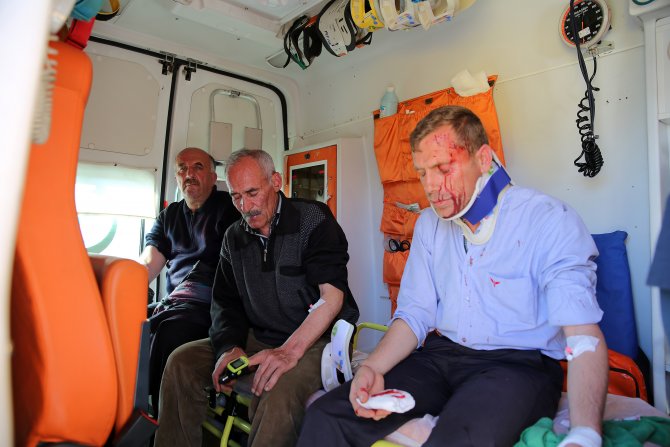 Trafiğe kapalı yola giren otomobil ile kamyonet çarpıştı: 3 yaralı