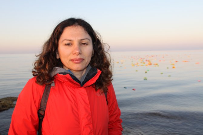 Aylan bebek ve diğerleri anısına denize kağıttan kayık