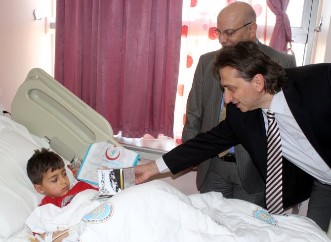 Hasta yataklarında bayramı kutladılar