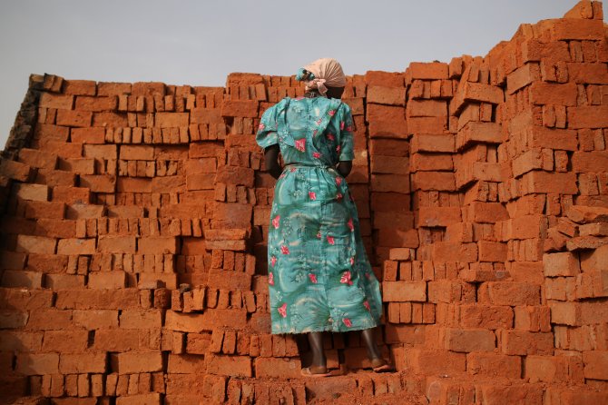 Sudan'da kadın tuğla işçileri