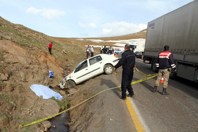 Ardahan'da otomobil şarampole devrildi: 1 ölü, 2 yaralı