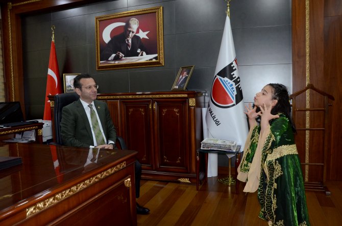 Başbakan'ın Diyarbakır ziyaretinde İstiklal Marşı'nı okuyan Kübra Hilal