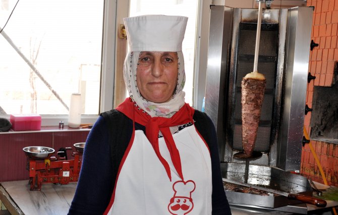"Fatma ana" çocukları için döner ustası oldu