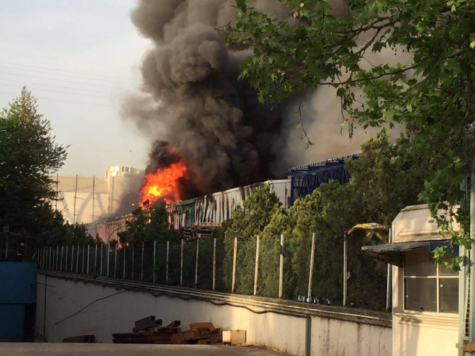 Ümraniye'de gıda deposundaki yangın