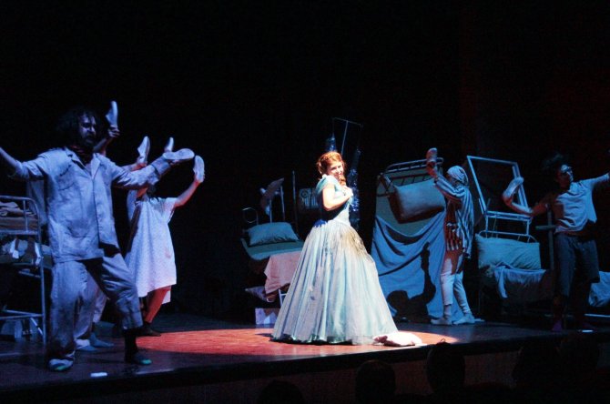 Van Devlet Tiyatroları oyuncuları, Beypazarı'nda oyun sahneledi