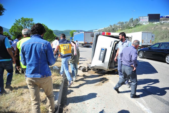 Bursa'da minibüs ile tır çarpıştı: 6 yaralı