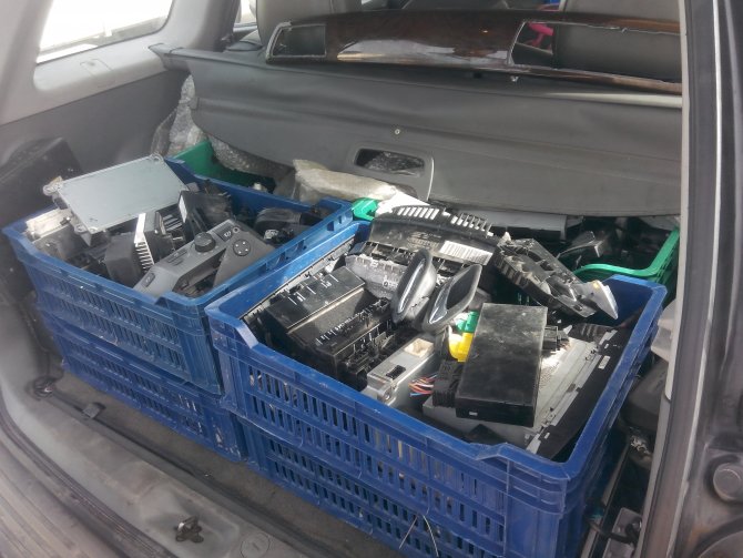 İzmir'de kaçak oto yedek parçası operasyonu