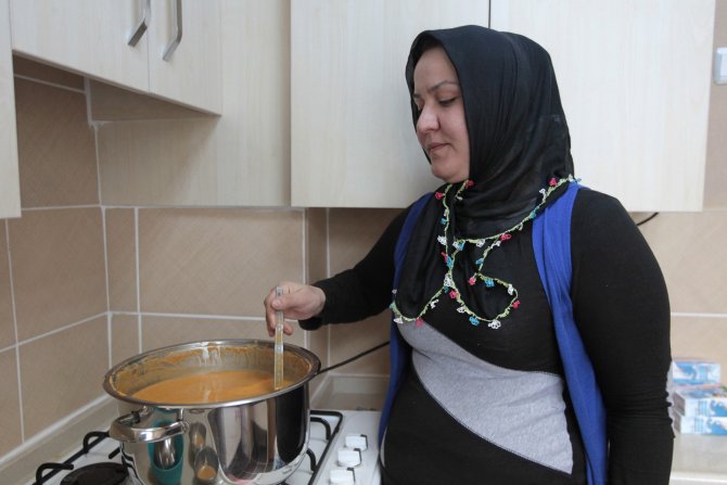 Öğrencileri hazır gıdalar yemesin diye "çorba günü" başlattı