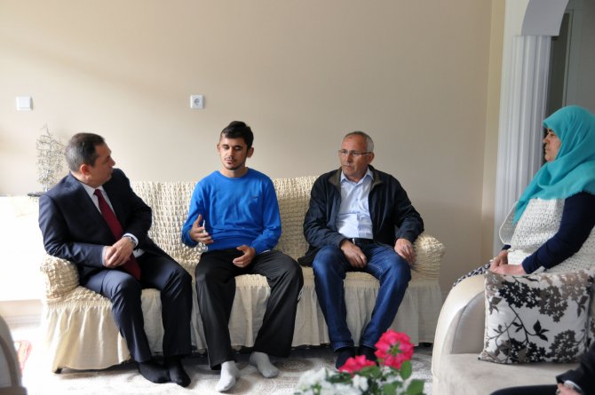 Diyarbakır'da yaralanan askere ziyaret