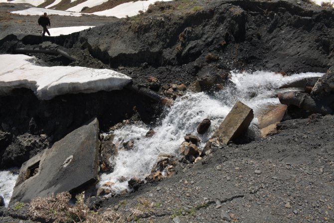 Göçük altında kalan işçiyi askerler kurtardı