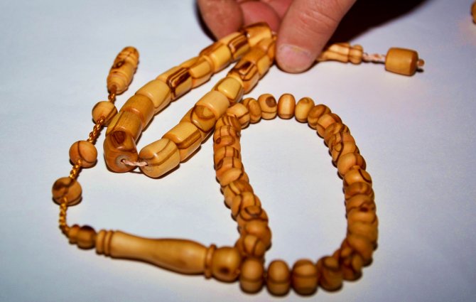 Dostları için zeytin ağacından tespih yapıyor