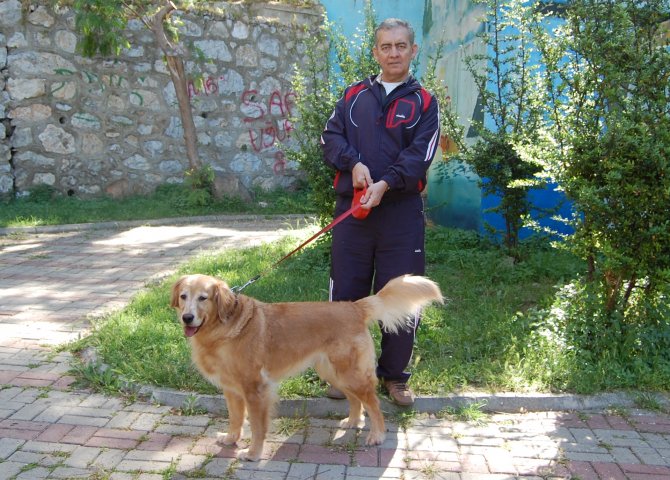 Parkinson hastalığına "can dostu"yla direniyor