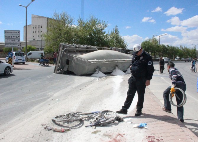 Devrilen tırın altında kalan bisikletin sürücüsü ağır yaralandı
