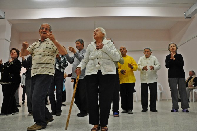 Bastonuyla yaşıtlarına halk oyunu öğretiyor