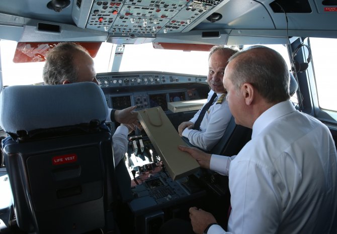 Erdoğan'dan havada "Dünya Pilotlar Günü" kutlaması