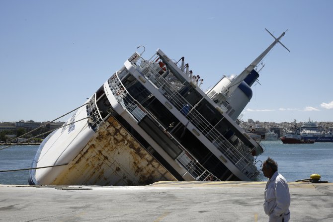 Pire Limanı'ndaki gemi yan yattı