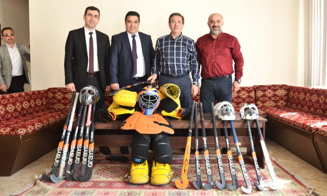 Pursaklar Belediyesinden Sarıkamış'a çim hokeyi malzemesi desteği