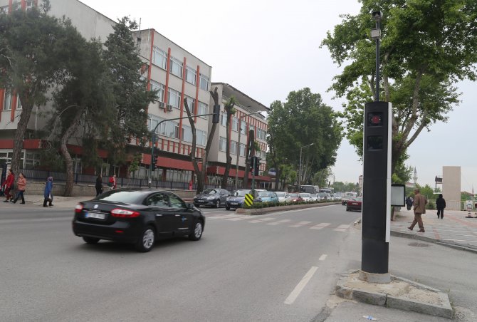 Sabit radarlar hızlı sürücüleri affetmedi