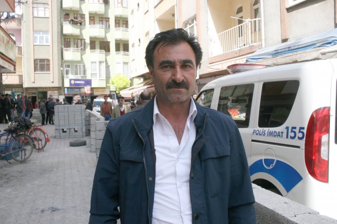 Belediyeyi protesto için yol ortasına örülen duvar