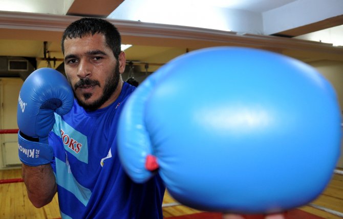 Dünya şampiyonu kick boksçu, unvan maçını bekliyor