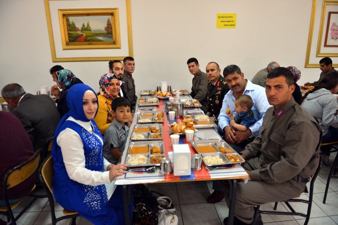 Askerler tezkerelerini aileleriyle aldı