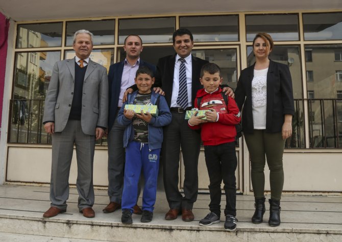 ATM önünde buldular, bankanın kapısının altından attılar