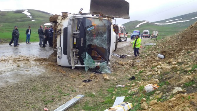 Erzurum'da yolcu otobüsü devrildi: 27 yaralı