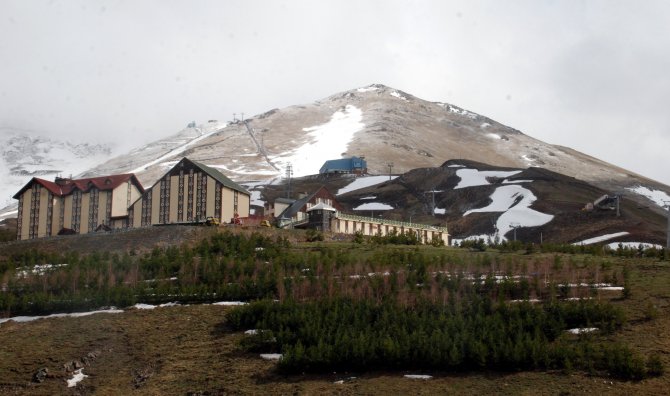 Erzurum'da yüksek kesimlere kar yağdı