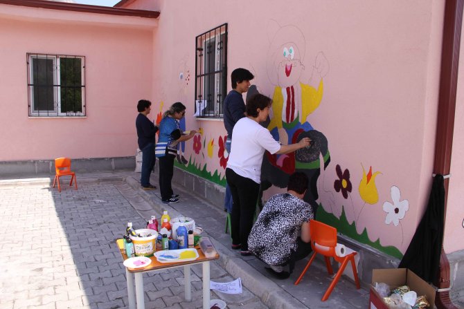 İncesu'da öğretmenler okul boyadı