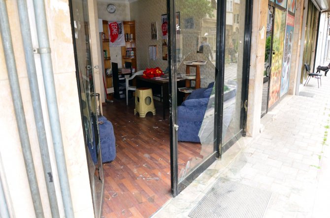 Manisa'da TKP binasının camları kırıldı