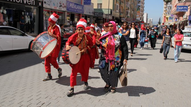 Mersin'de engelli öğrenciler mehter eşliğinde yürüdü