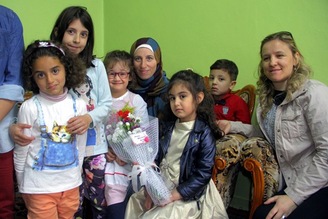 ''Minik yürekler'' Suriyeli kadınların Anneler Günü'nü kutladı