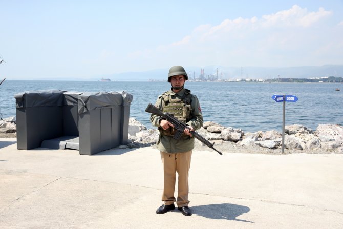 Nöbetteki askerlere "Anneler Günü" sürprizi