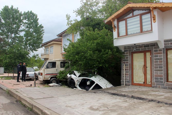 Otomobil park halindeki üç araca çarptı: 5 yaralı