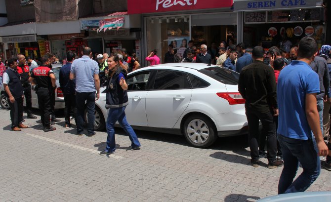 Otomobildeki bomba şüphesi yol kapattırdı