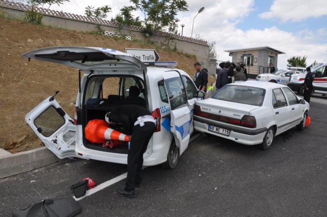 Polis otosuna çarpan aracın sürücüsü yaralandı