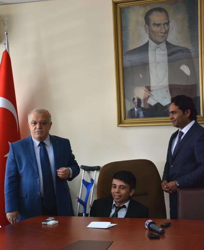 Temsili engelli vali, okullara engelli oyun alanı istedi