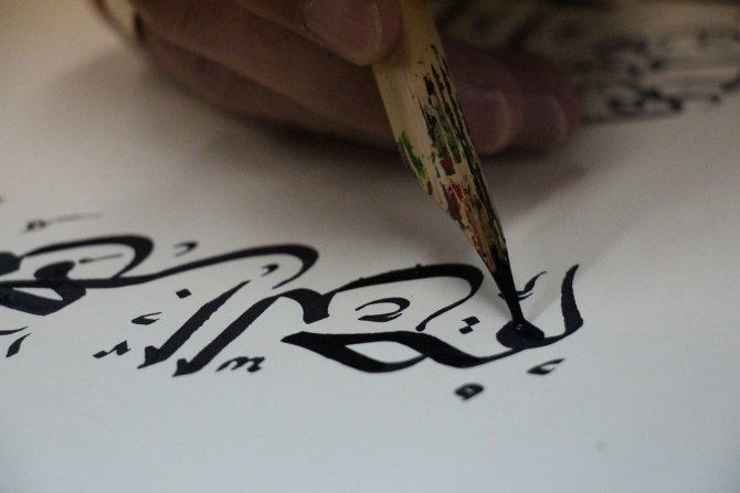 Üsküp'te Türk öğrenci meraklılarına hat öğretiyor