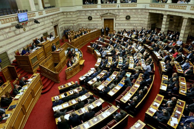 Yunanistan Meclisi tartışmalı reform paketini onayladı