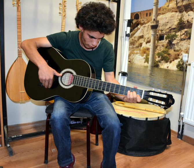 Görme engelli genç 6 müzik aleti çalıyor